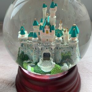 Disney Beautiful Castle Snow Globe. Musical Wind Up “When You Wish Upon A Star”